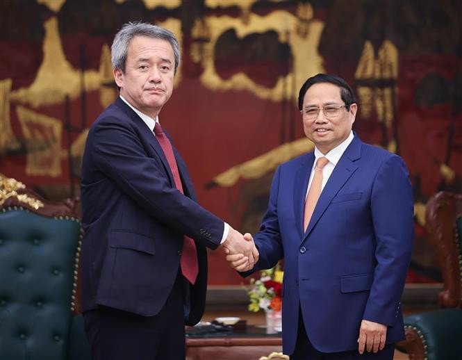 El primer ministro de Vietnam, Pham Minh Chinh (derecha) recibe a Masayuki Omoto, director general del grupo japonés Marubeni (Fuente: VNA)
