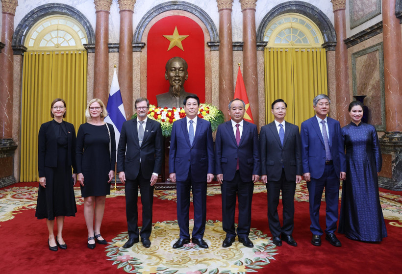 El presidente Luong Cuong (cuarto desde la izquierda) recibe al embajador finlandés Pekka Voutilainen (tercero desde la izquierda). (Foto: VNA)