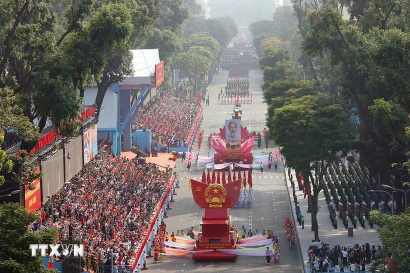 En un desfile en Ciudad Ho Chi Minh con motivo del 50.º aniversario de la reunificación nacional (Fuente: VNA)