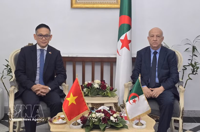 El embajador vietnamita Tran Quoc Khanh y el secretario general del FLN, Abdelkrim Benmbarek (Fuente: VNA)