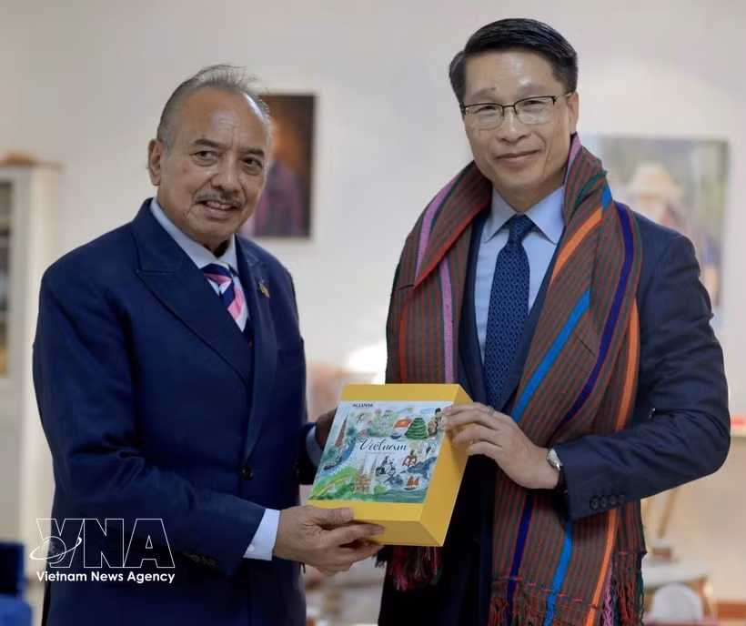 El encargado de negocios de Vietnam, Pham Binh Dam, y el viceprimer ministro timorense, Francisco Kalbuadi Lay (Fuente: VNA)