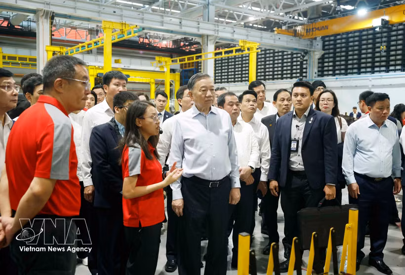 El secretario general del Partido Comunista de Vietnam y presidente del país, To Lam, visita al Centro de Pruebas Ferroviarias de Singapur (Fuente: VNA)