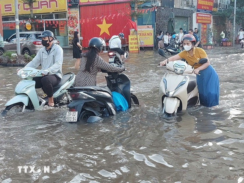 Las inundaciones urbanas se están convirtiendo en un problema acuciante en muchas ciudades importantes de Vietnam (Fuente: VNA)
