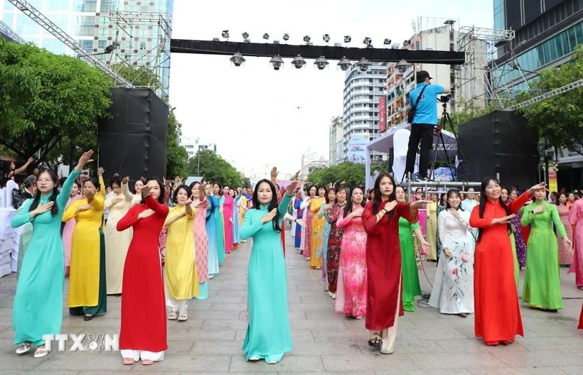 El Festival del Ao Dai (traje tradicional vietnamita) de Ciudad Ho Chi Minh ha florecido durante más de una década (Fuente: VNA)