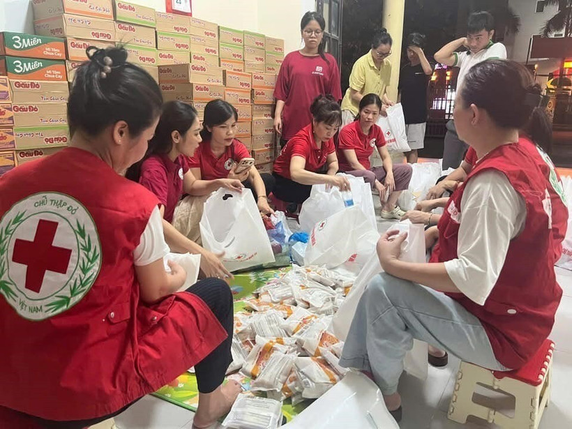 El personal de la Cruz Roja de Vietnam prepara artículos esenciales para ayudar a los hogares afectados por las inundaciones tras la tormenta Wipha. (Foto: VNA)