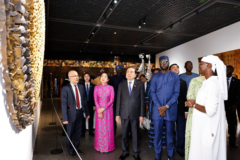 El presidente de la Asamblea Nacional de Vietnam, Tran Thanh Man, acompañado por su esposa y una delegación de alto nivel, visita el Museo de las Civilizaciones Negras en Dakar (Fuente: VNA)