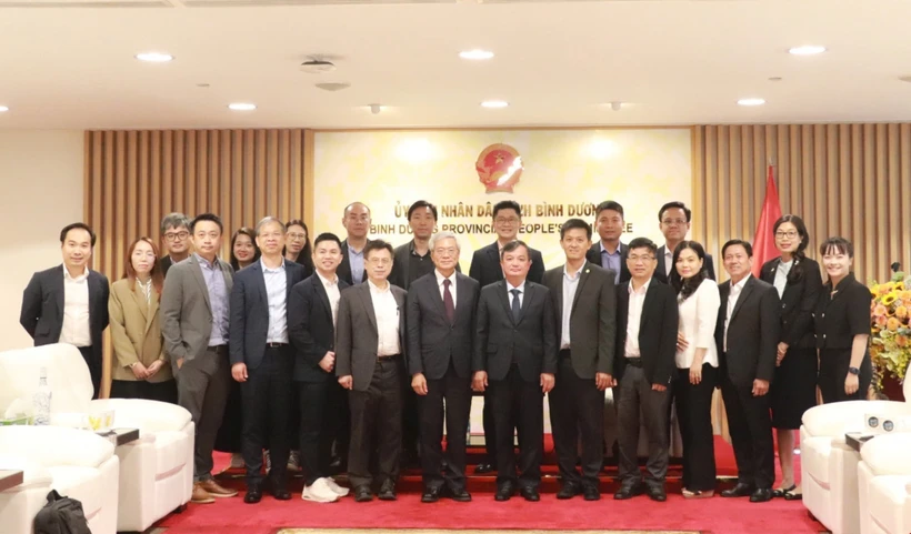 En una reunión entre las autoridades de Binh Duong y representantes de MiTAC (Fuente: VNA)