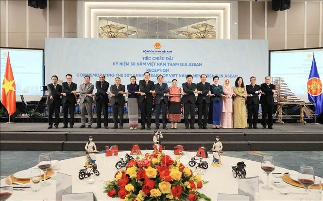 El viceprimer ministro y canciller Bui Thanh Son posa una foto con los delegados (Fuente: VNA)
