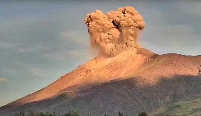 El volcán Kanlaon entra en erupción la madrugada del 13 de mayo, expulsando una columna de ceniza al cielo. (Foto: Guardian News)