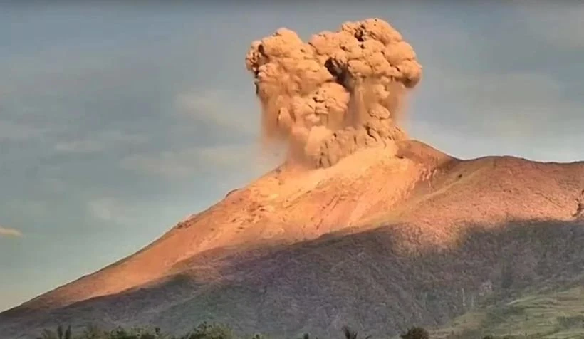 El volcán Kanlaon entra en erupción la madrugada del 13 de mayo, expulsando una columna de ceniza al cielo. (Foto: Guardian News)