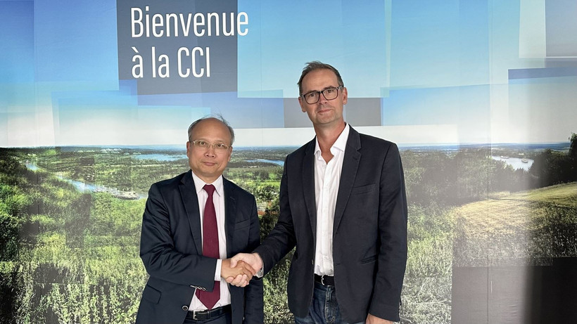 El embajador de Vietnam en Francia, Dinh Toan Thang, (izquierda) y presidente de la CCI, Normandie, Vincent Laudat (Fuente: VNA)