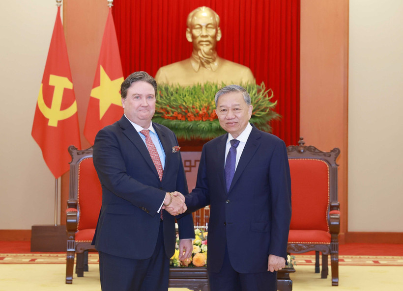 El secretario general del Partido Comunista de Vietnam, To Lam (derecha) recibe al embajador estadounidense en Hanoi, Marc Knapper (Fuente: VNA)