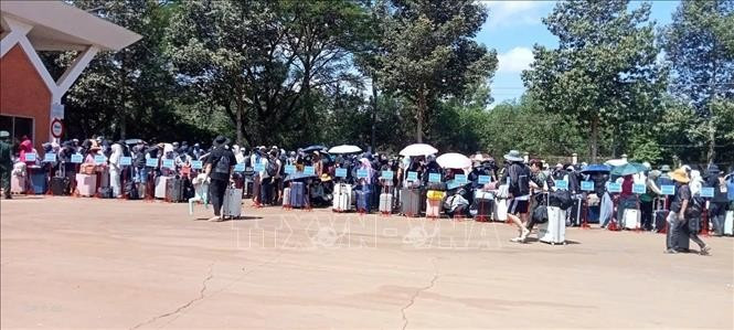 Las autoridades camboyanas entregan a 353 ciudadanos vietnamitas en la puerta fronteriza internacional de Xa Mat (Fuente: VNA)