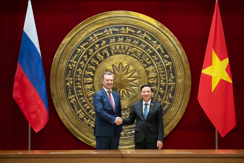 El primer vicepresidente del Consejo de la Federación de Rusia, A.V. Yatskin y Nguyen Khac Dinh, vicepresidente de la Asamblea Nacional de Vietnam (Fuente: VNA)