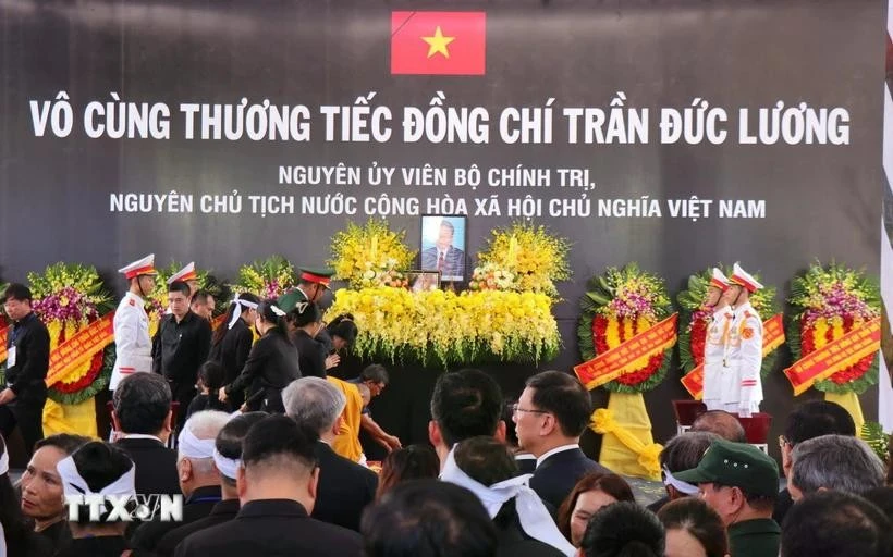 En la ceremonia de entierro del expresidente Tran Duc Luong (Fuente: VNA)