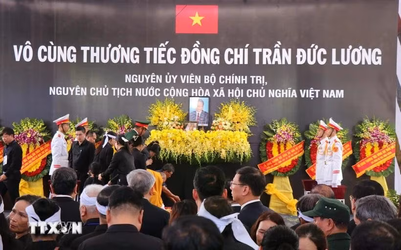 En la ceremonia de entierro del expresidente Tran Duc Luong (Fuente: VNA)