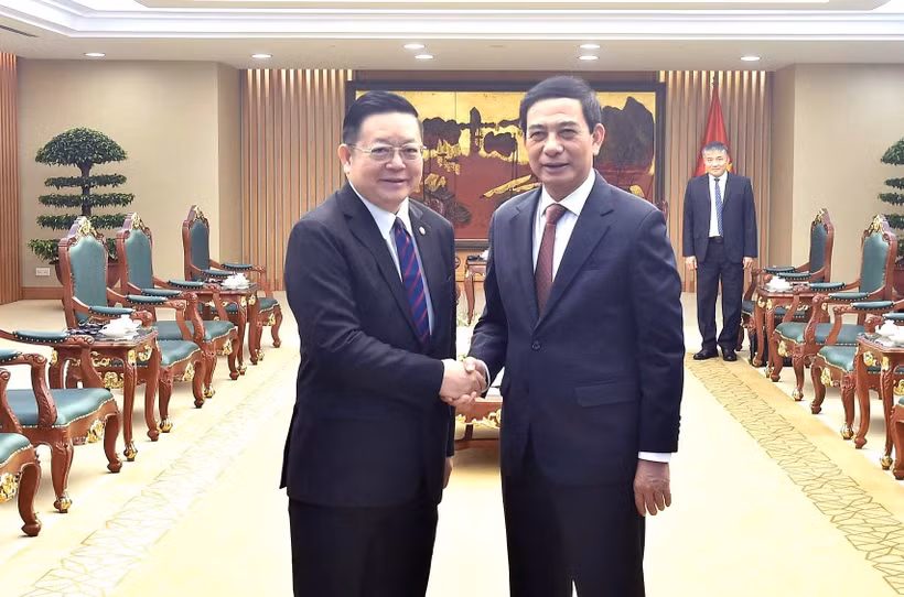 El viceprimer ministro y titular de Defensa de Vietnam, Phan Van Giang (derecha) recibe al secretario general de la ASEAN, Kao Kim Hourn (Fuente: VNA)