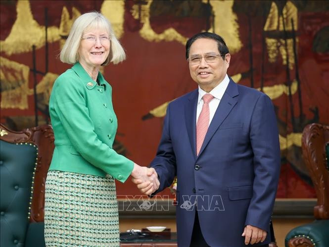 El primer ministro Pham Minh Chinh recibe a la flamante embajadora de Australia en Vietnam, Gillian Bird (Fuente: VNA)