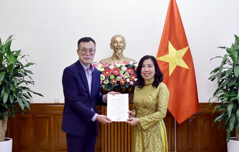 La viceministra Le Thi Thu Hang, entrega el permiso de establecimiento de la Oficina Permanente en Vietnam al periódico surcoreano de Financial News (Fuente: VNA)