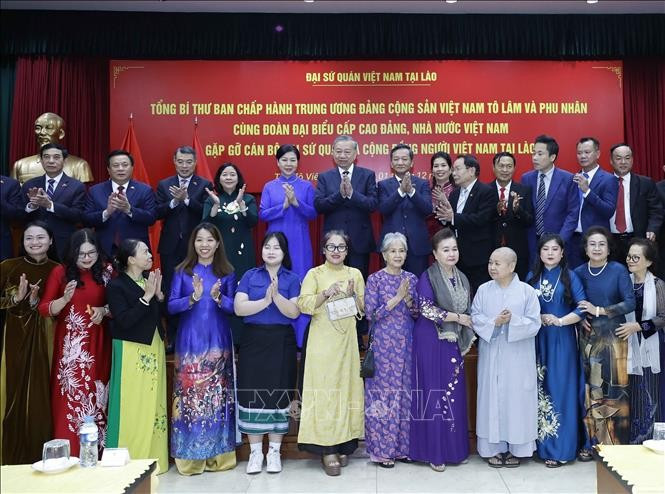 El secretario general del Partido Comunista de Vietnam, To Lam, y su esposa, junto con una delegación vietnamita de alto rango, se reúnen con personal de la Embajada de Vietnam y representantes de la comunidad vietnamita en Vientiane (Fuente: VNA)