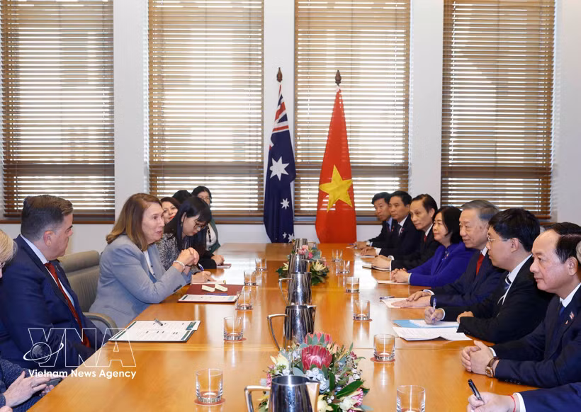 El secretario general del Partido Comunista de Vietnam y presidente de la República, To Lam, sostiene un encuentro con la presidenta del Senado asutraliano, Sue Lines, y el presidente de la Cámara de Representantes, Milton Dick (Fuente: VNA)
