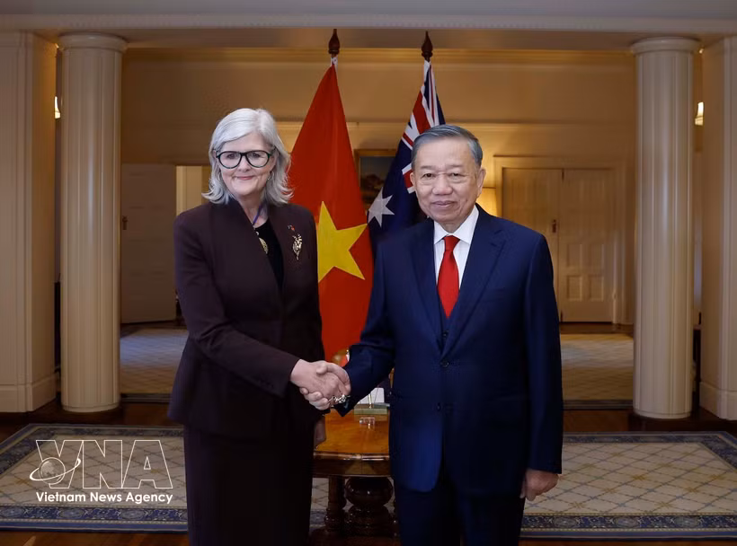 El secretario general del Partido Comunista Vietnam y presidente de la República, To Lam, y la gobernadora general de Australia, Sam Mostyn, en la ceremonia de bienvenida en la mañana del 11 de agosto de 2026 en Canberra. (Foto: VNA)