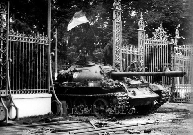 Un tanque del Ejército vietnamita avanza al Palacio de la Independencia, el 30 de abril de 1975 (Foto: VNA)