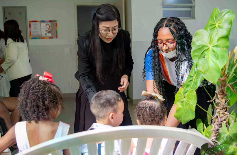 Le Thi Bich Tran, esposa del primer ministro de Vietnam, Pham Minh Chinh, visita el Centro de Bienestar Social Dona Meca en la ciudad de Río de Janeiro (Fuente: VNA)