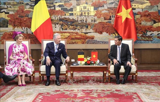 El Rey Felipe de Bélgica y la Reina Matilde se reúnen con Nguyen Van Tung, presidente del Comité Popular de Hai Phong (Fuente: VNA)