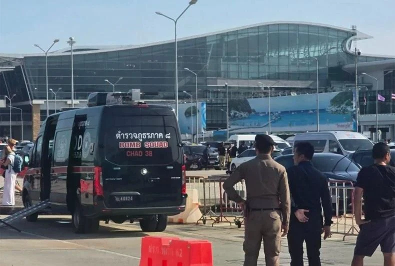 Agentes de policía tailandeses desplegados en el Aeropuerto Internacional de Phuket (Foto: bangkokpost.com)