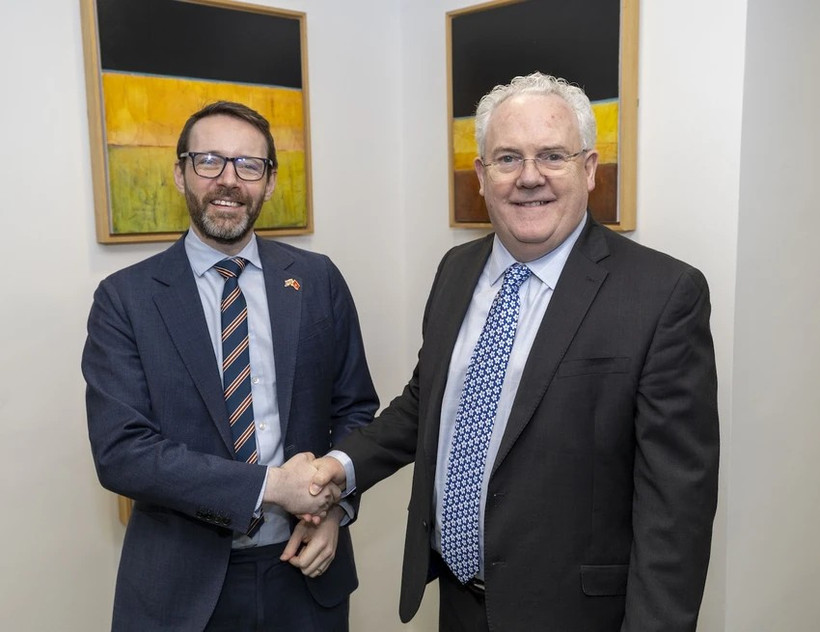 El embajador británico en Vietnam, Iain Frew (izquierda), y el profesor Gerry McCormac, vicerrector de la Universidad de Stirling (Fuente: Embajada del Reino Unido en Vietnam)