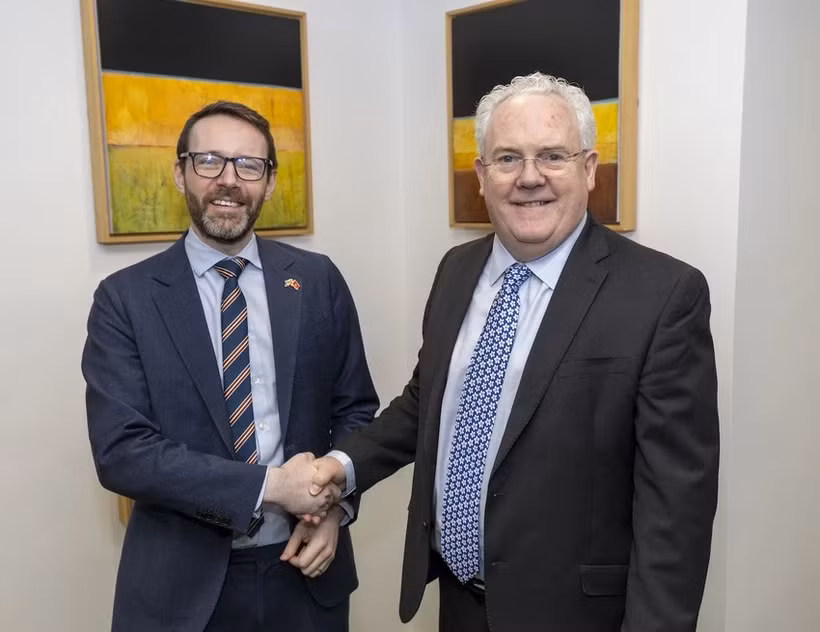 El embajador británico en Vietnam, Iain Frew (izquierda), y el profesor Gerry McCormac, vicerrector de la Universidad de Stirling (Fuente: Embajada del Reino Unido en Vietnam)
