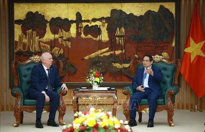 El primer ministro de Vietnam, Pham Minh Chinh (derecha) sostiene un encuentro con el viceprimer ministro de Bielorrusia, Anatoly Sivak (Fuente: VNA)