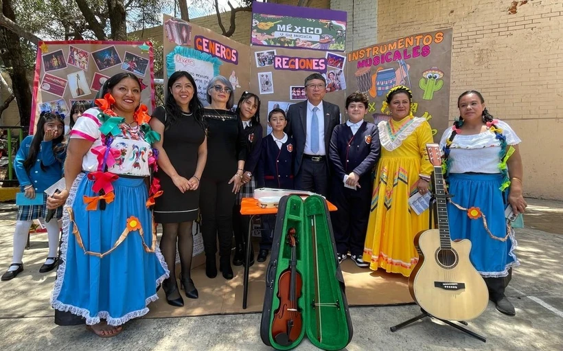 El embajador Nguyen Van Hai visita la Escuela Primaria República Socialista de Vietnam en México (Fuente; VNA)