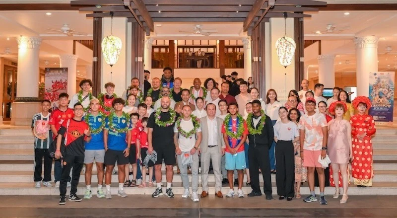 Las leyendas del fútbol inglés Wes Brown y Teddy Sheringham llegan a la ciudad de Da Nang (Fuente: VNA)