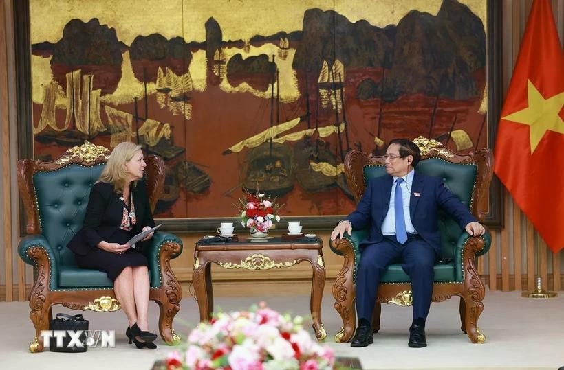 El primer ministro de Vietnam, Pham Minh Chinh recibe a Mariam J. Sherman, directora del Banco Mundial para Vietnam, Laos y Camboya (Fuente: VNA)