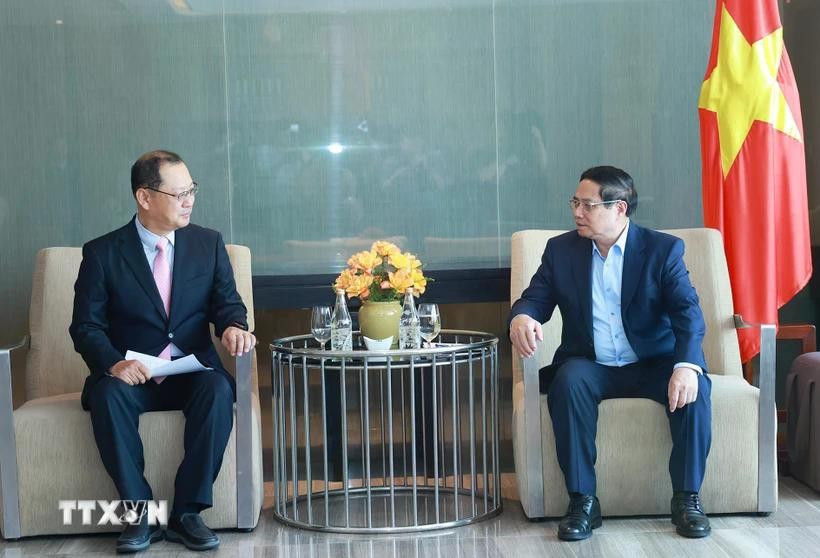 El primer ministro de Vietnam, Pham Minh Chinh (derecha) se reúne con representante de la Compañía Hyosung Vina (Fuente: VNA)