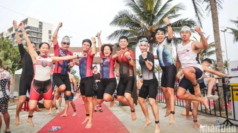 IRONMAN 70.3 Vietnam 2025 marca el décimo aniversario del IRONMAN en Vietnam (Foto: nhandan.vn)