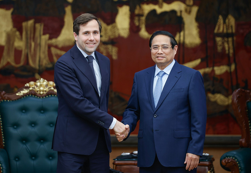 El primer ministro de Vietnam, Pham Minh Chinh (derecha) y el ministro de Cooperación Internacional para el Desarrollo y Comercio Exterior de Suecia, Benjamin Dousa (Fuente: VNA)