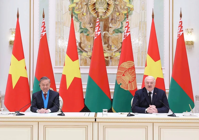El secretario general del Partido Comunista de Vietnam, To Lam (izquierda) y el presidente bielorruso, Aleksandr Lukashenko, en la rueda de prensa (Fuente: VNA)