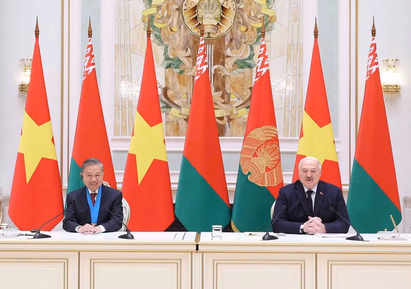 El secretario general del Partido Comunista de Vietnam, To Lam (izquierda) y el presidente bielorruso, Aleksandr Lukashenko, en la rueda de prensa (Fuente: VNA)