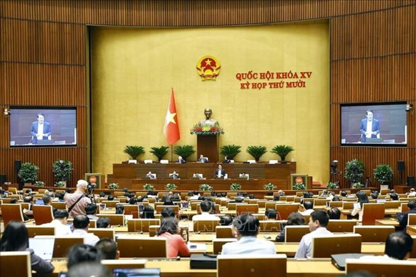 El ministro de Seguridad Pública, Luong Tam Quang, explica y aclara diversas cuestiones planteadas por los diputados de la Asamblea Nacional. Foto: VNA