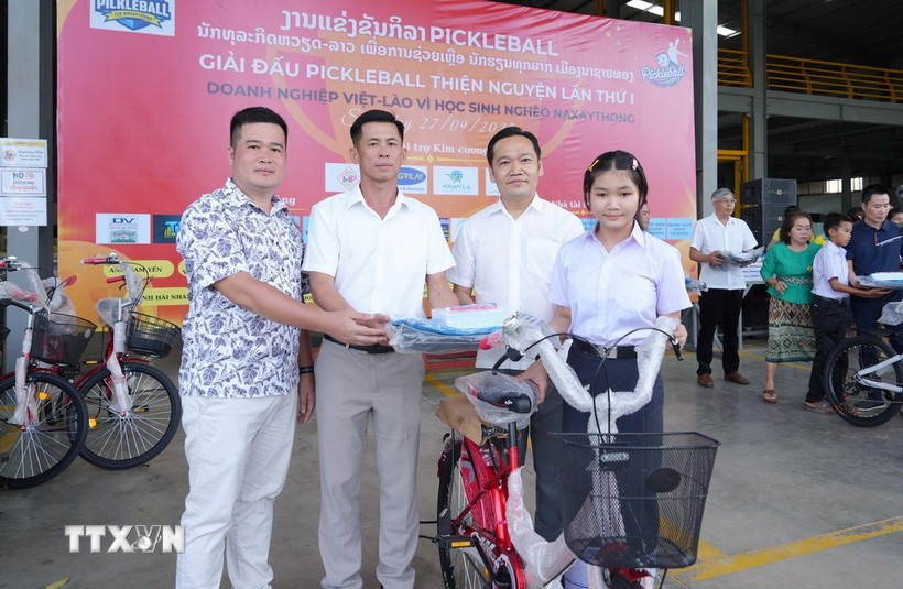 El Club de Empresarios de la provincia vietnamita de Nghe An en el distrito de Naxaithong, Vientiane, Laos, entrega 100 bicicletas junto con 100 paquetes de regalos a estudiantes locales (Fuente: VNA)