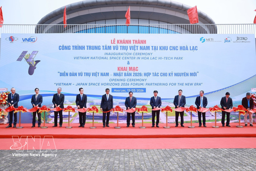 El primer ministro Pham Minh Chinh y su delegación cortaron la cinta para inaugurar el Centro Espacial de Vietnam en el Parque Tecnológico de Hoa Lac. Foto: VNA.