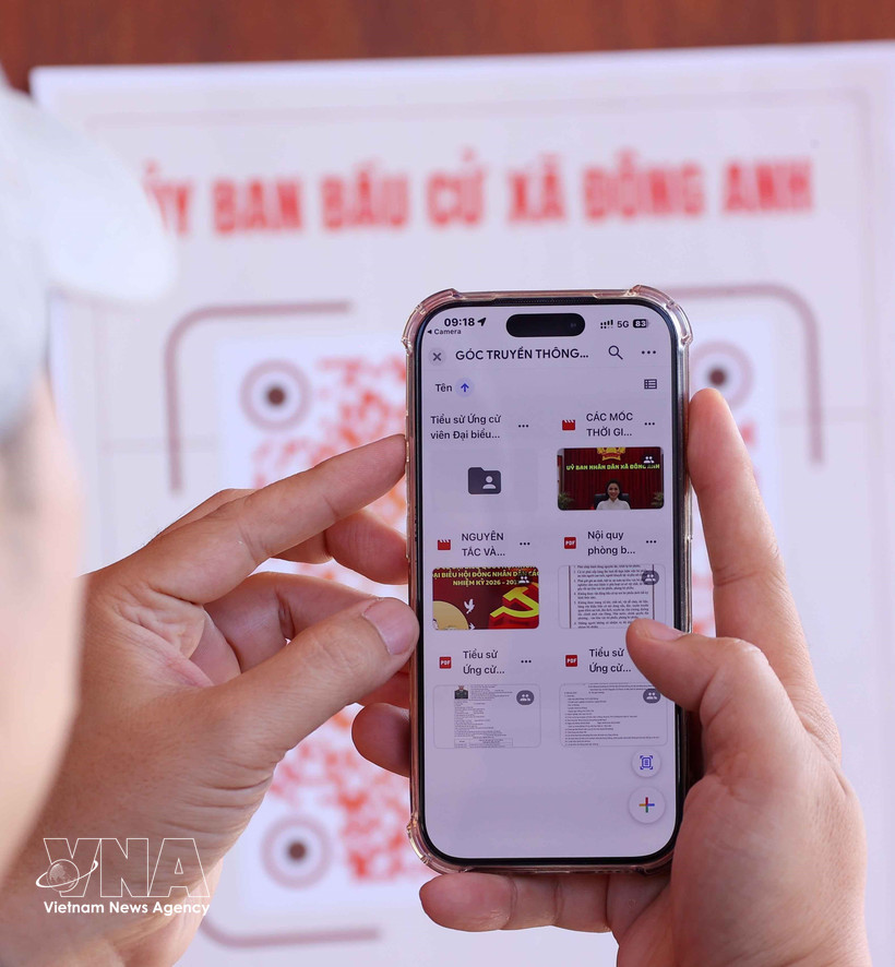 Los votantes escanean códigos QR con sus teléfonos inteligentes para consultar rápidamente información relacionada con sus derechos de voto. Foto: Van Diep – VNA