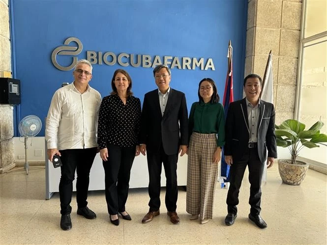 En la reunión entre el embajador de Vietnam en Cuba, Le Quang Long (centro) y representantes del Grupo de las Industrias Biotecnológicas y Farmacéuticas BioCubaFarma (Fuente: VNA)