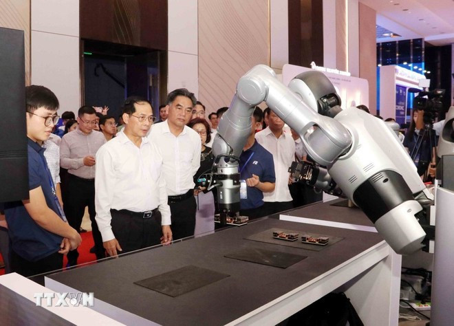 El viceprimer ministro de Vietnam Bui Thanh Son inspecciona los preparativos para el Foro Económico de Otoño 2025 (Fuente: VNA)