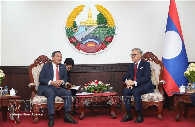 El embajador de Vietnam en Laos, Nguyen Minh Tam y el ministro de Relaciones Exteriores de Laos, Thongsavanh Phomvihane (Fuente: VNA)