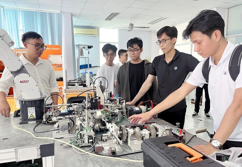 Los estudiantes practican investigaciones en el Centro de Formación del Parque de Alta Tecnología de Ciudad Ho Chi Minh (Fuente: VNA)