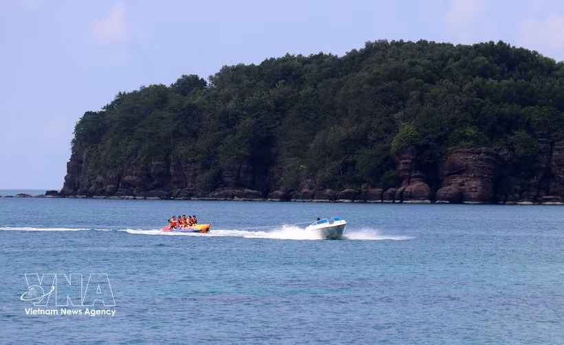 Turistas disfrutan de deportes acuáticos en Phu Quoc (Kien Giang). Foto: VNA.